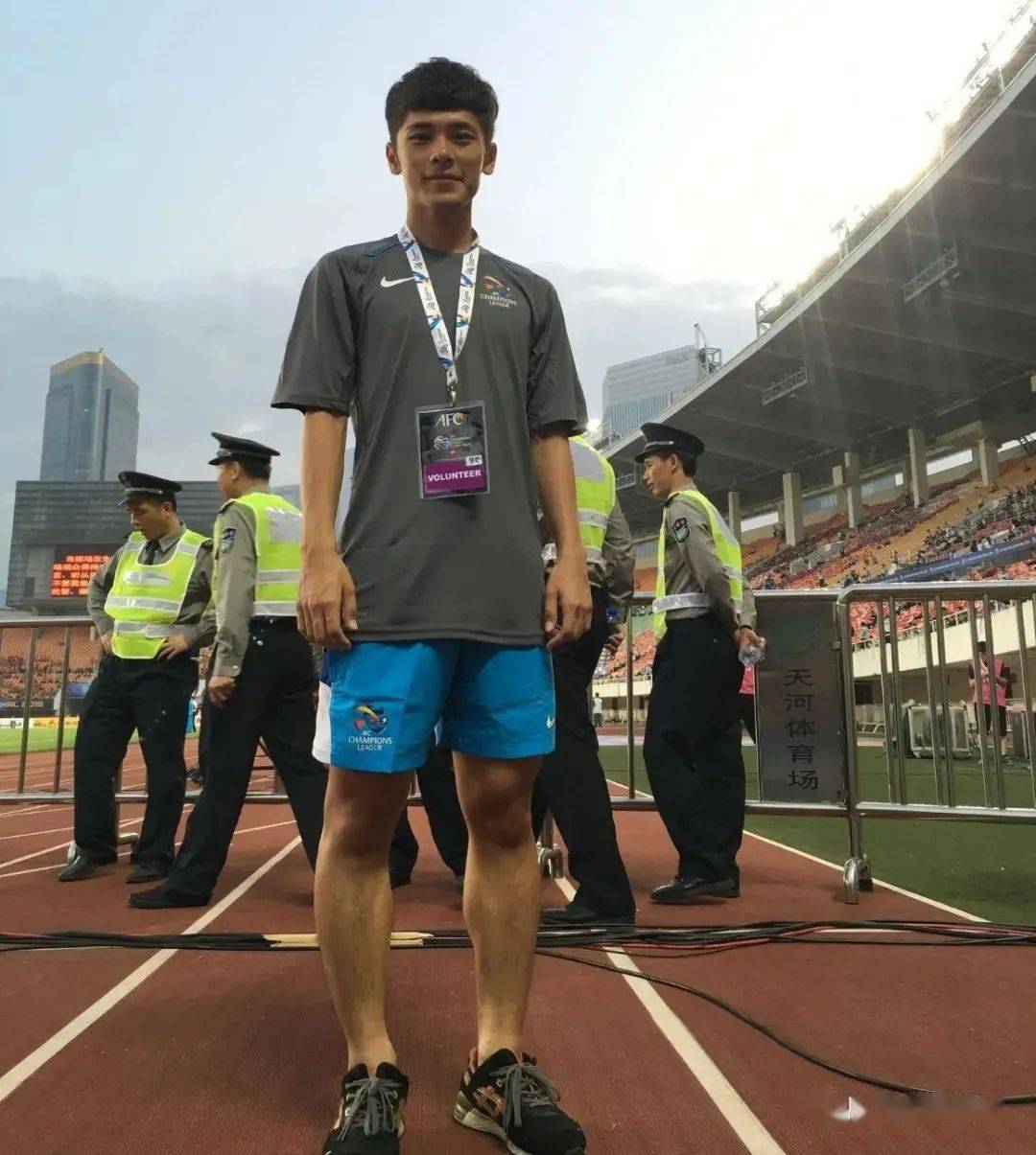 五人足球裁判规则视频_足球5人裁判制规则_五人足球裁判手势图解