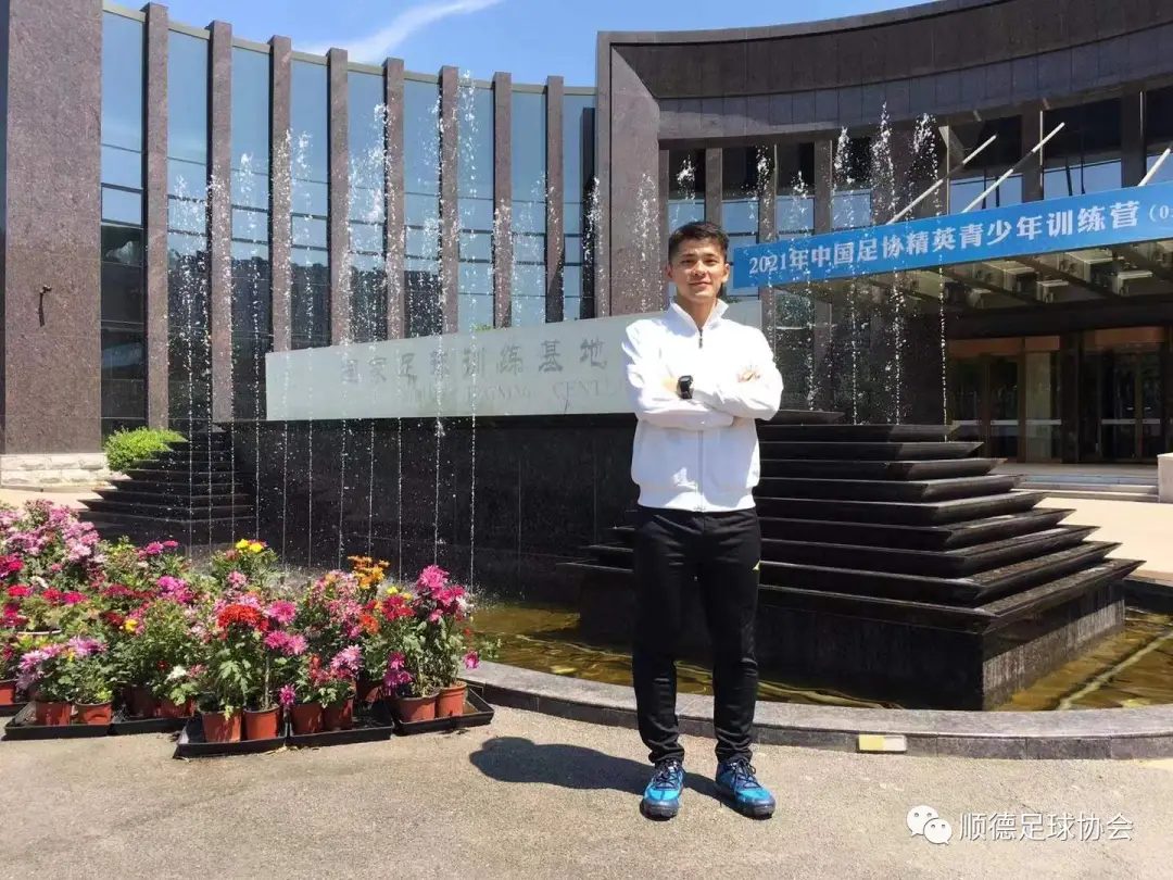 足球5人裁判制规则_五人足球裁判规则视频_五人足球裁判手势图解