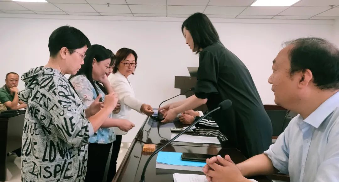 足球双脚踩球动作要领_足球双脚腾空踩球技巧视频_脚踩球动作要领