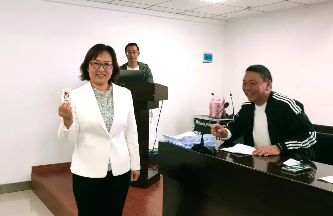 足球双脚踩球动作要领_足球双脚腾空踩球技巧视频_脚踩球动作要领